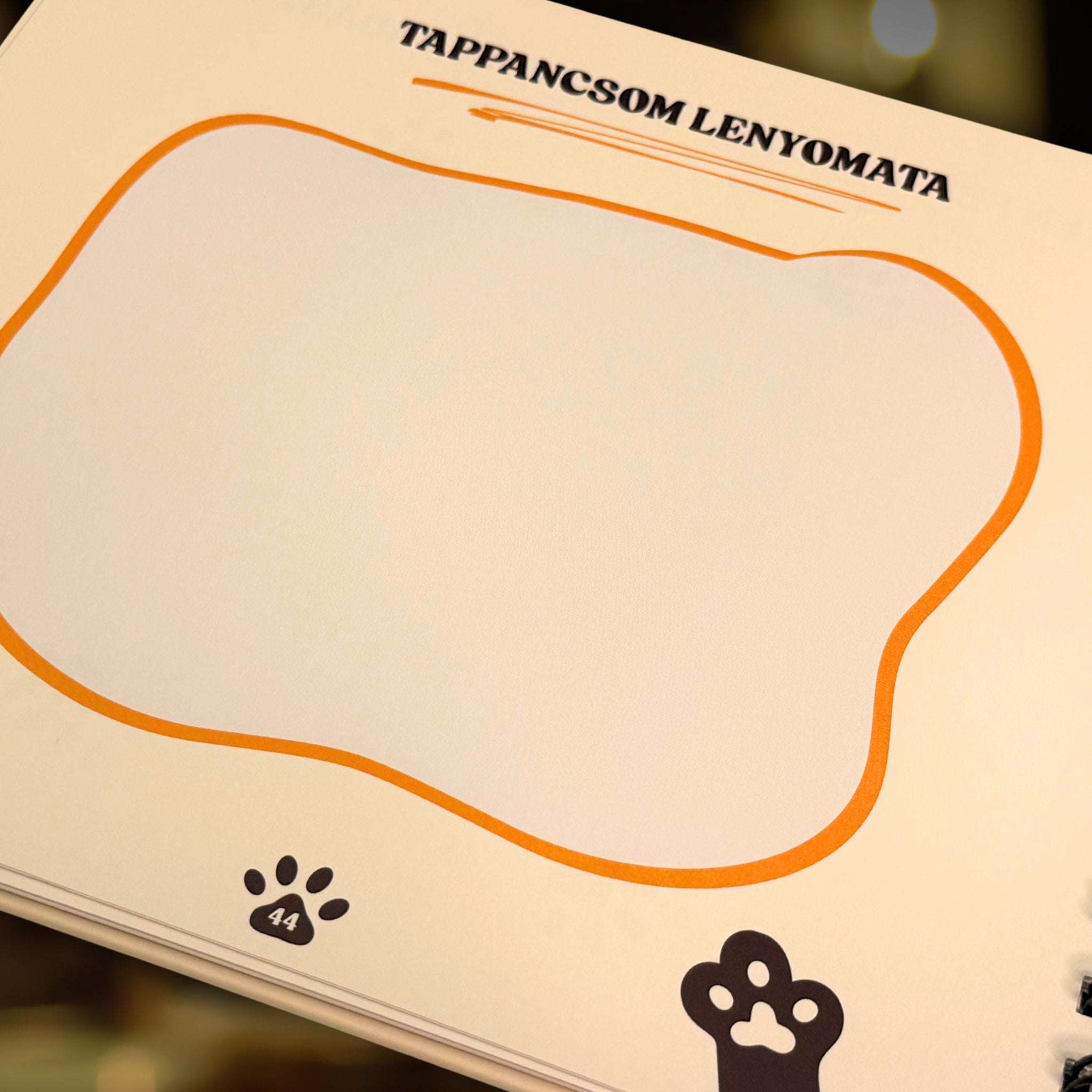 Cicanapló egyik, 44. belső oldala "Tappancsom lenyomata" címmel és egy üres hellyel, ahova mancslenyomatot lehet beragasztani.